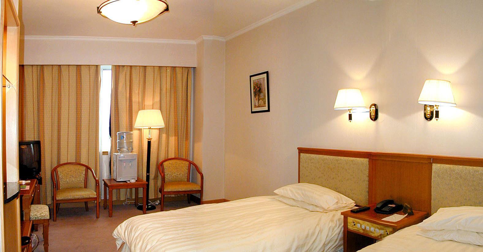 Pudong Hotel 3*